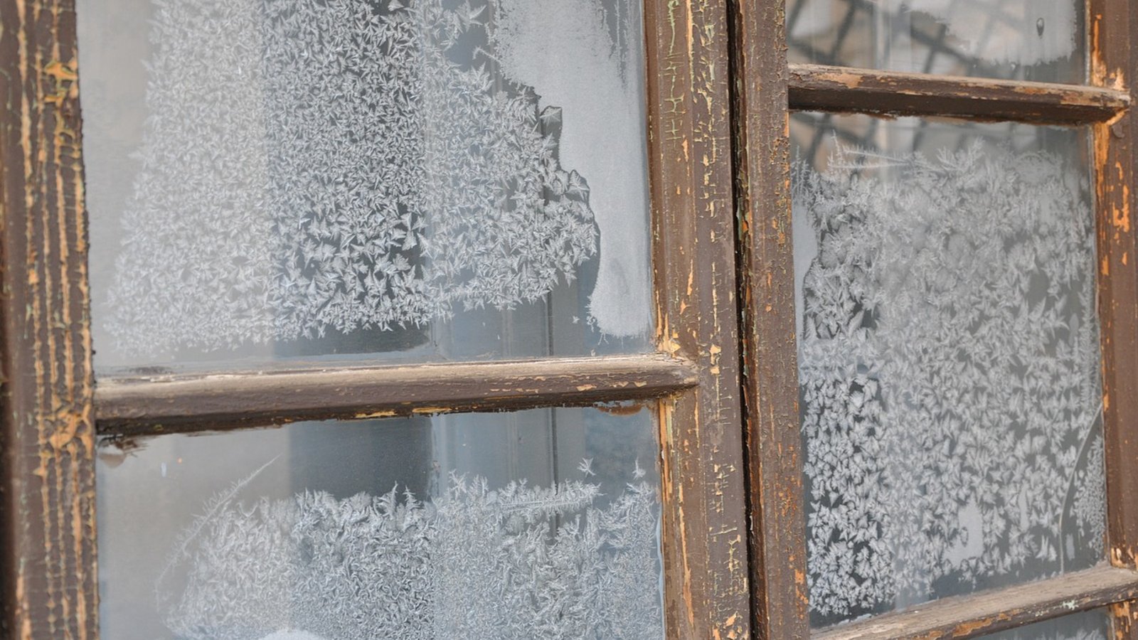 C'est la saison des fenêtres givrées! Mais est-ce que ce phénomène devrait vous préoccuper?