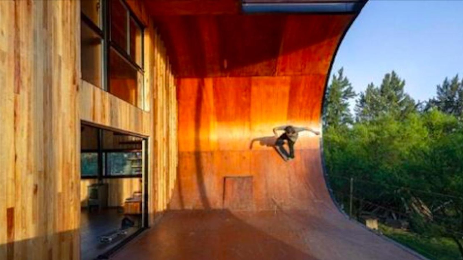 Cette maison en bois possède sa propre rampe de skateboard - Les