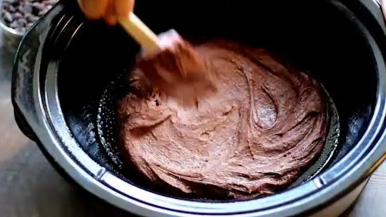 Elle verse sa préparation de brownie dans la mijoteuse, l'étape suivante vous mettra l'eau à la bouche.