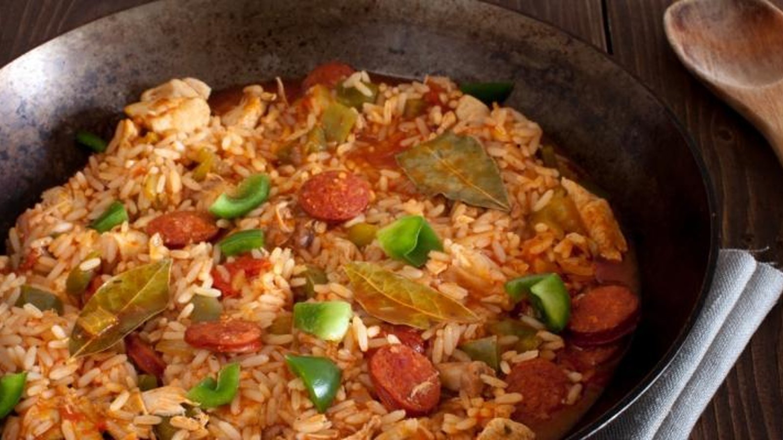 Découvrez la Jambalaya, faite de riz, de saucisses et de morceaux de poulet...une recette à découvrir