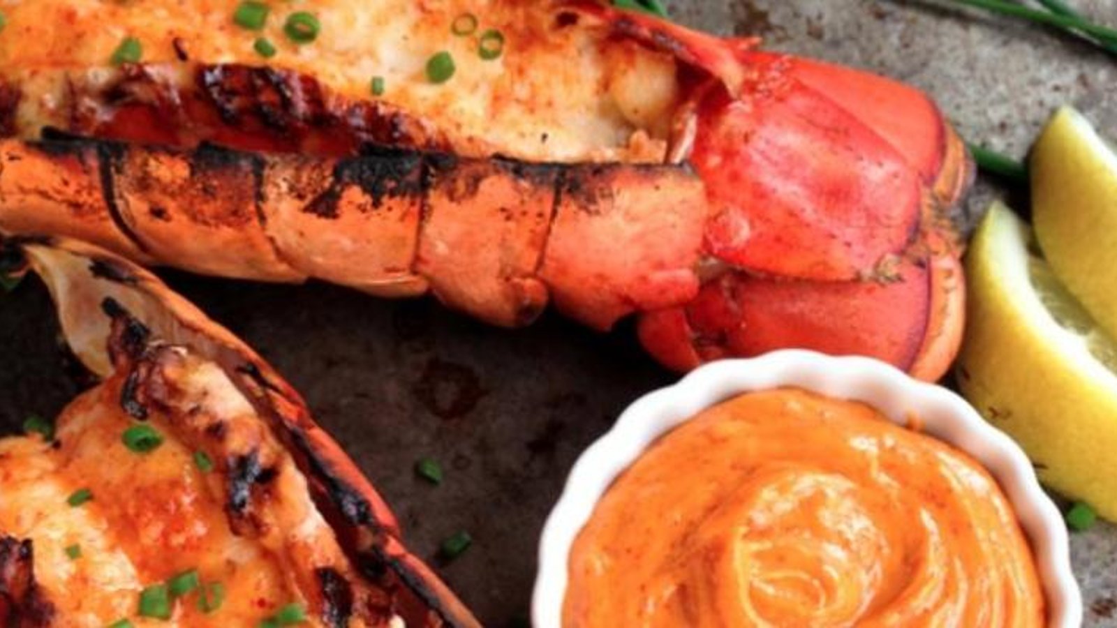 Épatez vos invités avec cette entrée de queue de homard grillée!