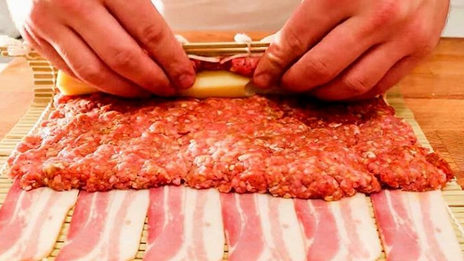 Il étend du bacon et du boeuf sur un tapis à sushi... Le résultat final est irrésitible!