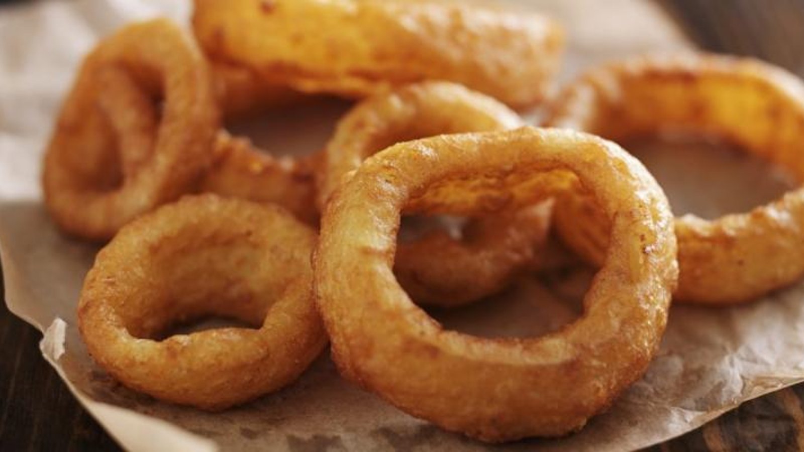 Ces rondelles d'oignons frits renferment un ingrédient mystère dont tout le monde raffole!