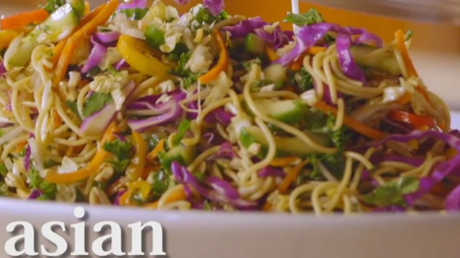 Cette salade de nouilles asiatiques a absolument tout pour plaire