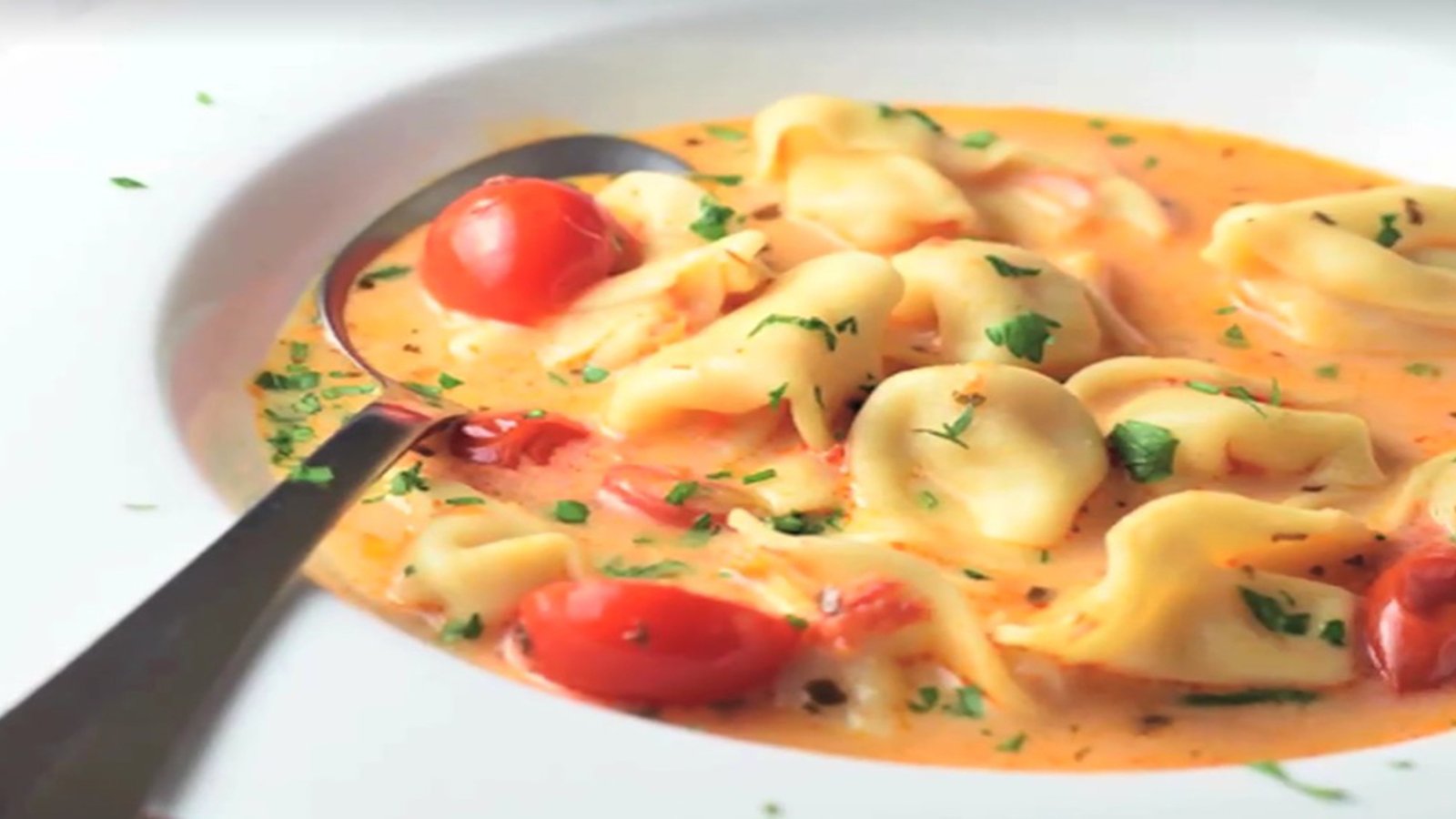 Peu de temps à passer en cuisine! Cette soupe aux tomates et tortellinis se prépare en un instant!
