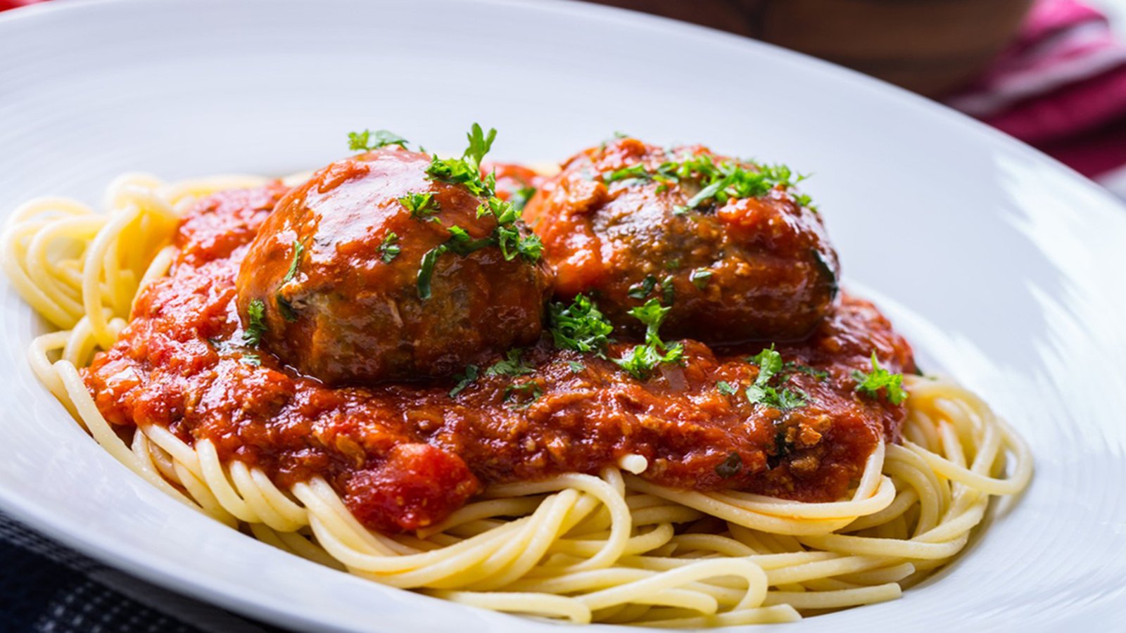 Cuisinez là à l'ancienne! Une sauce à spaghetti et boulettes de viande maison, BONNE comme ça ne se peut pas!