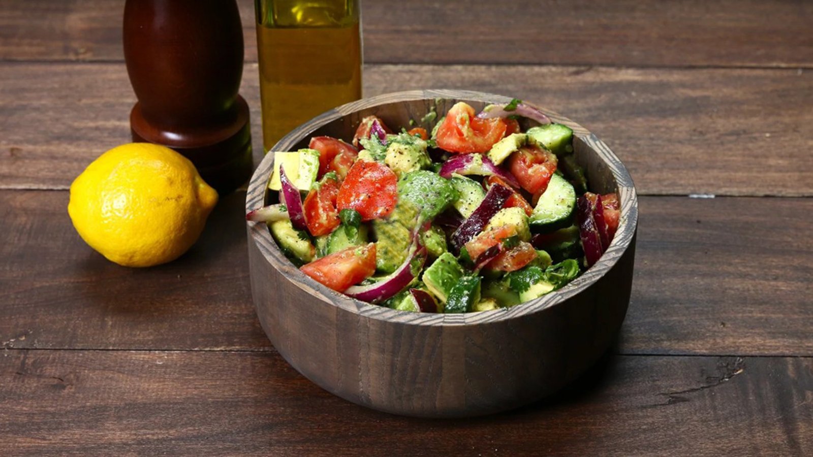 Laissez-vous charmer pour cette salade d'avocat, de concombre et de tomates... elle est INCROYABLEMENT délicieuse!