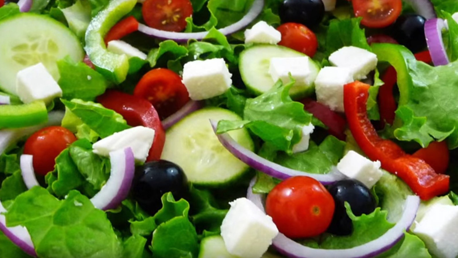 Cette salade grecque a assurément tout pour plaire! Un must pour votre prochain barbecue