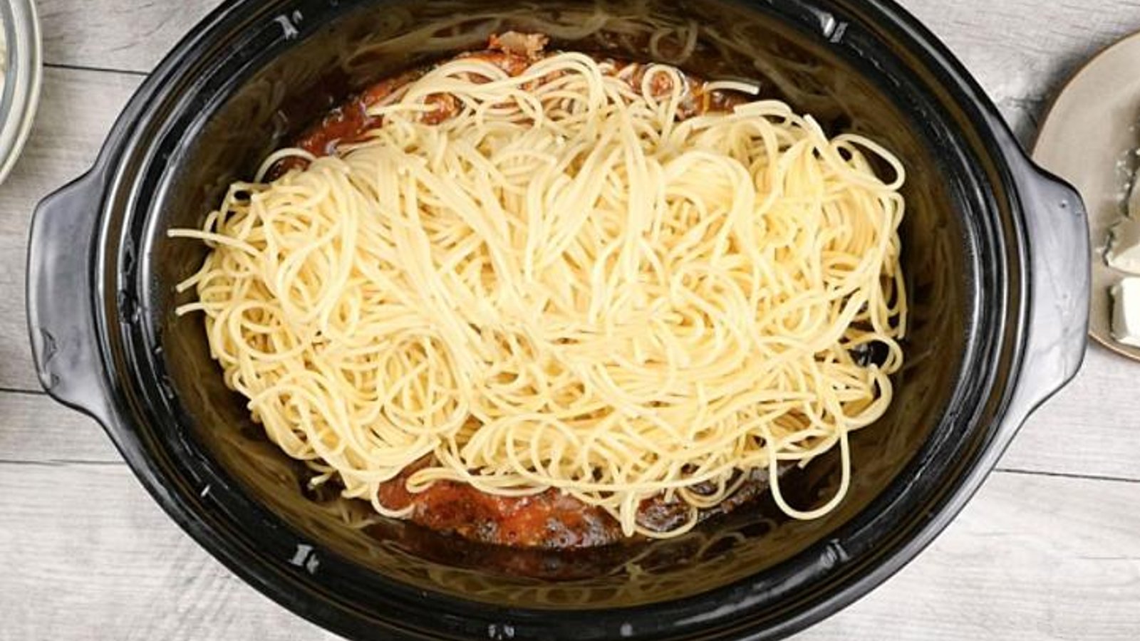 Remplissez la mijoteuse de pâtes et d'oignons pour obtenir votre plat italien préféré!