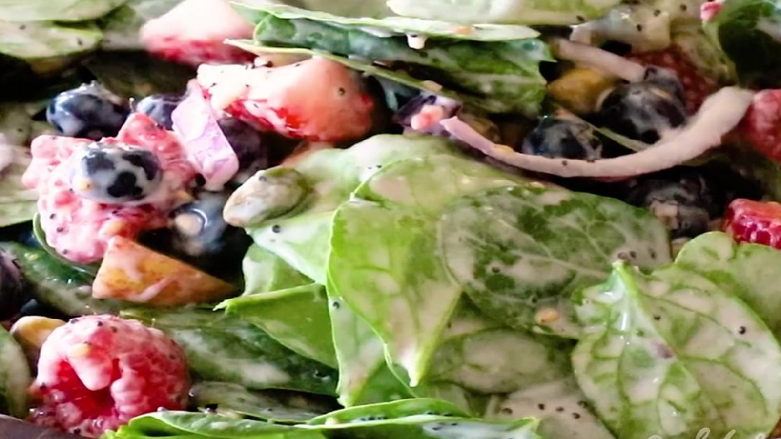 Une salade d'épinards et de petits fruits avec une vinaigrette maison au yogourt aux fraises, épatante!