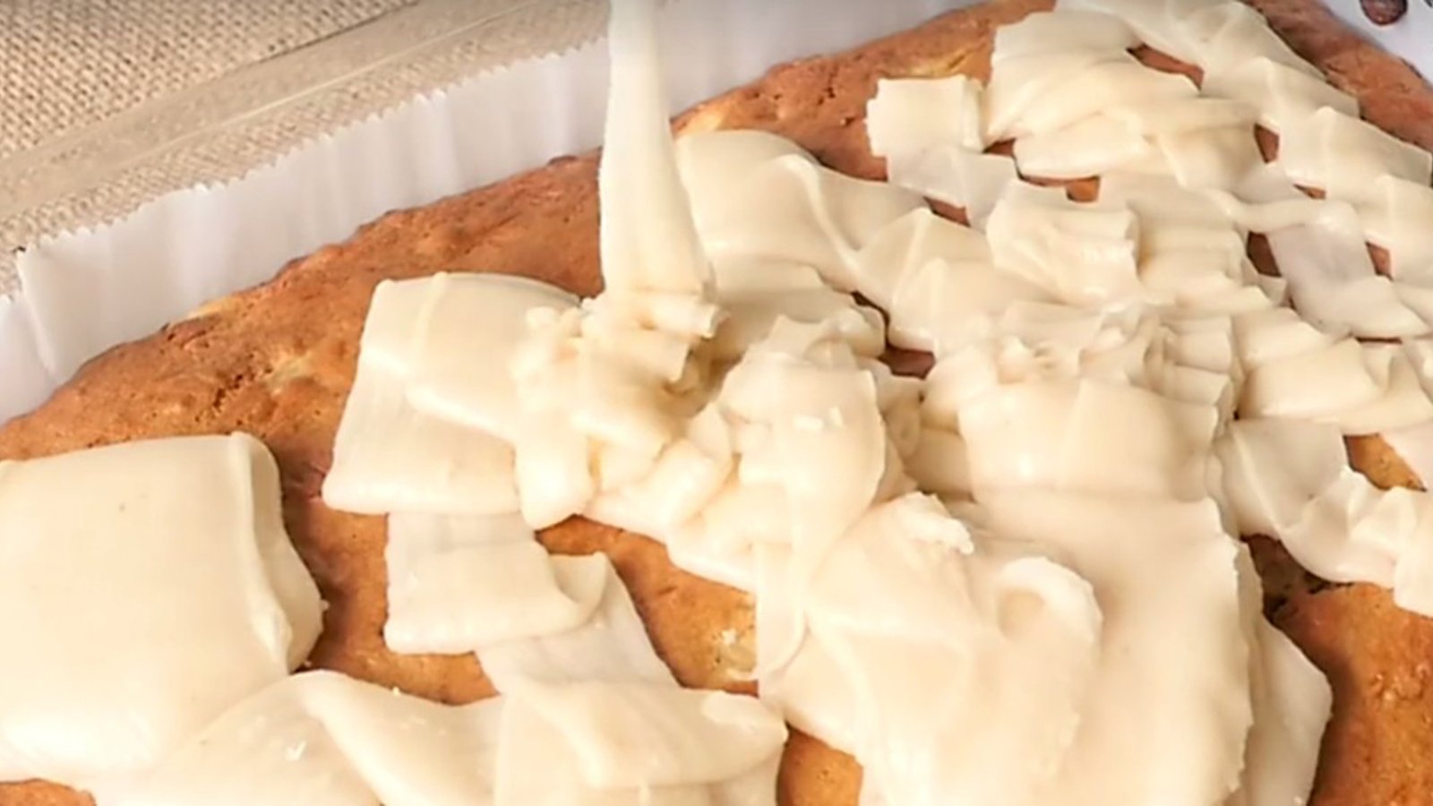 L'ultime gâteau aux bananes et son glaçage chaud au beurre... Mmm, il n'y a pas de meilleure façon de faire!