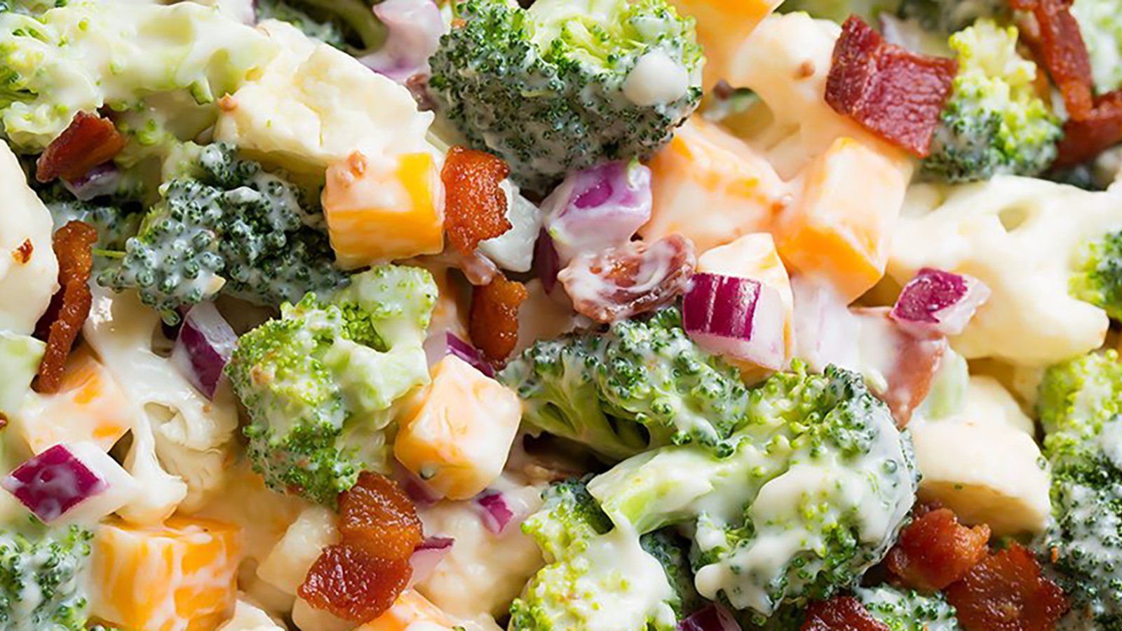 Salade de brocoli, chou-fleur et... Bacon, arrosée d'une savoureuse vinaigrette au yogourt grec! 
