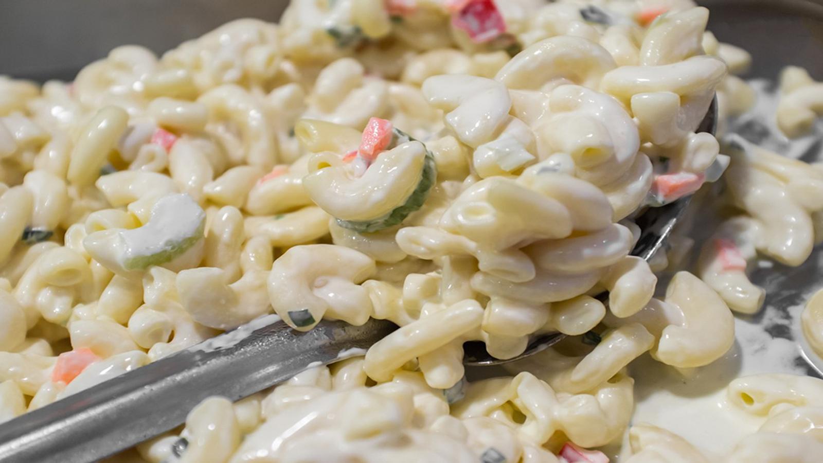 Salade classique de macaroni... ce sont ces 2 ingrédients magiques qui l'a rend si extraordinaire!