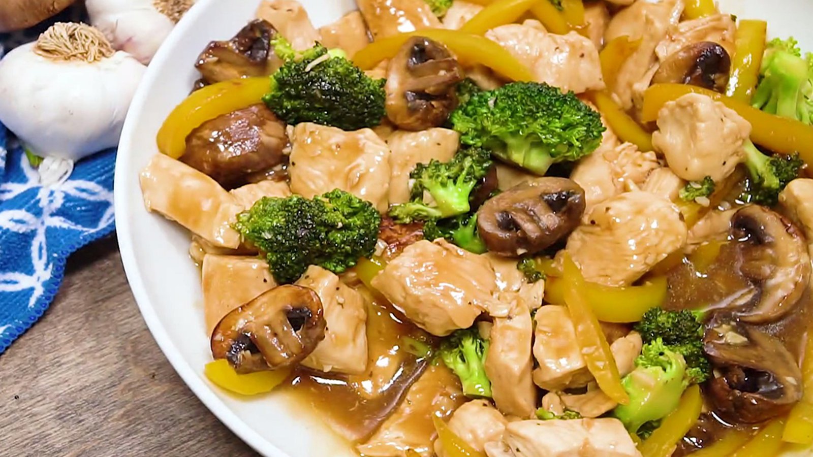 Régalez-vous avec cette combinaison alléchante de poulet, de champignons et de brocolis!