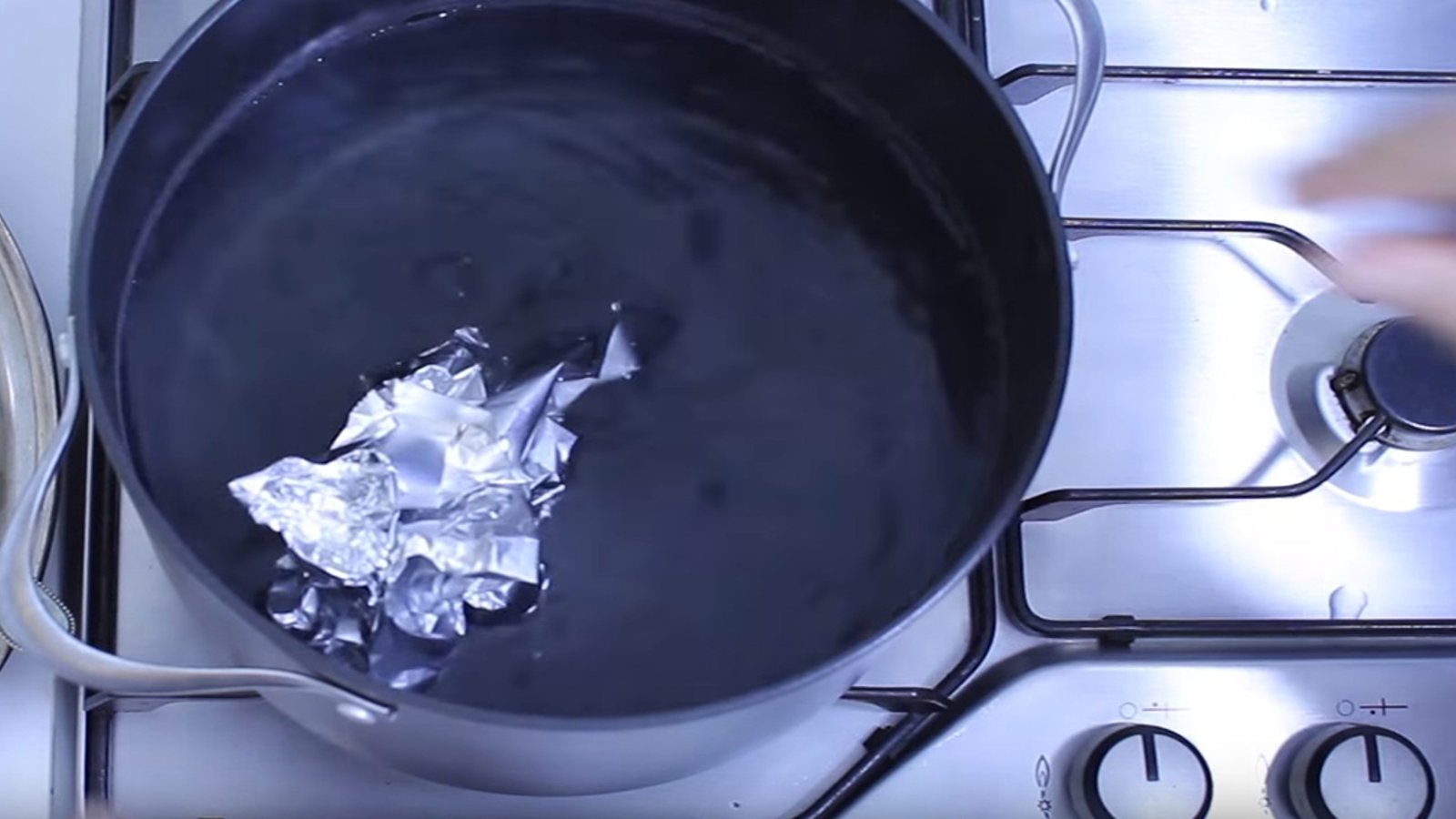 Elle dépose une boule de papier d'aluminium dans l'eau bouillante et la raison est franchement épatante