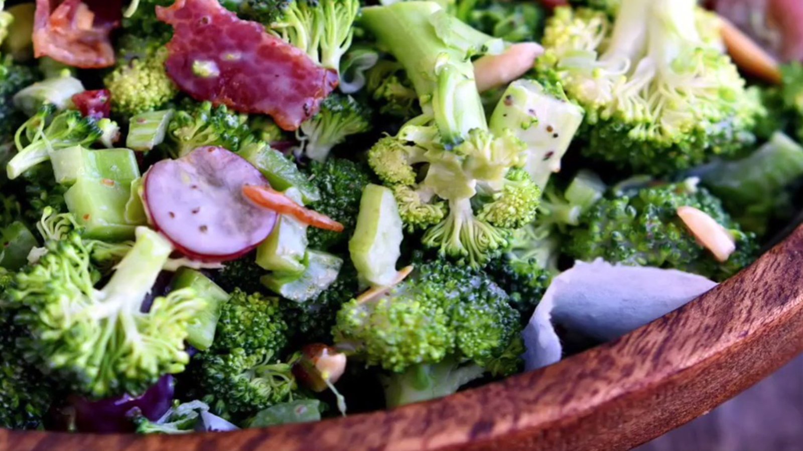 Voici votre nouvelle salade de brocoli préférée! Meilleure au goût et meilleure pour vous!