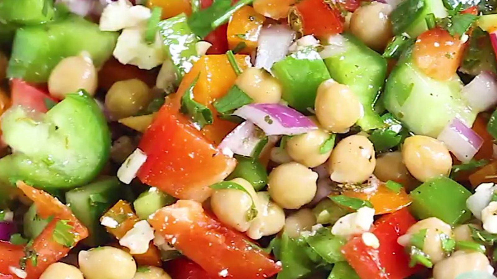 Salade de pois chiches méditerranéenne... Ce soir, on combine saveurs et couleurs exceptionnelles 