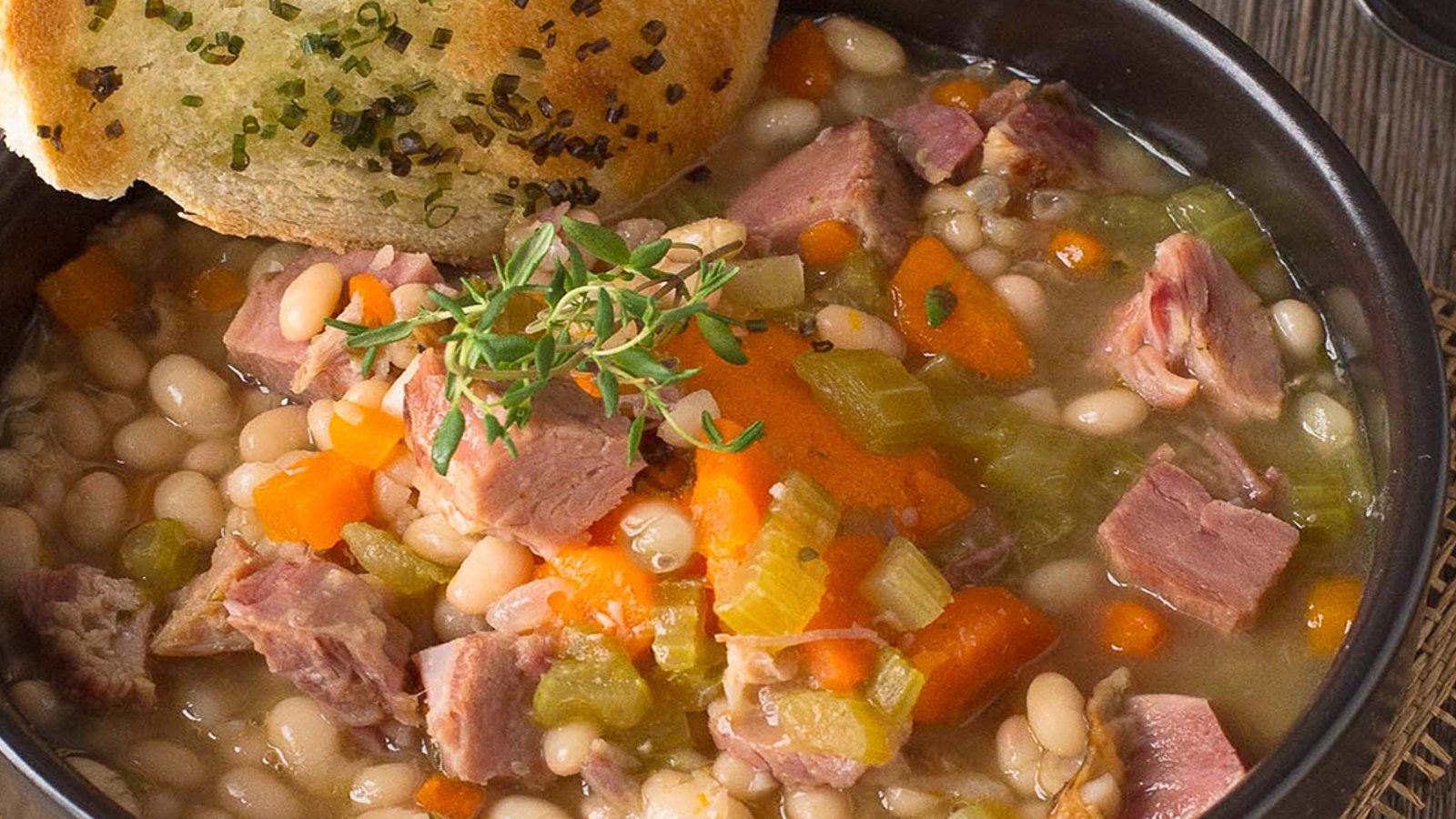 L'irrésistible soupe aux haricots et jambon : Sur la cuisinière ou dans la mijoteuse! 