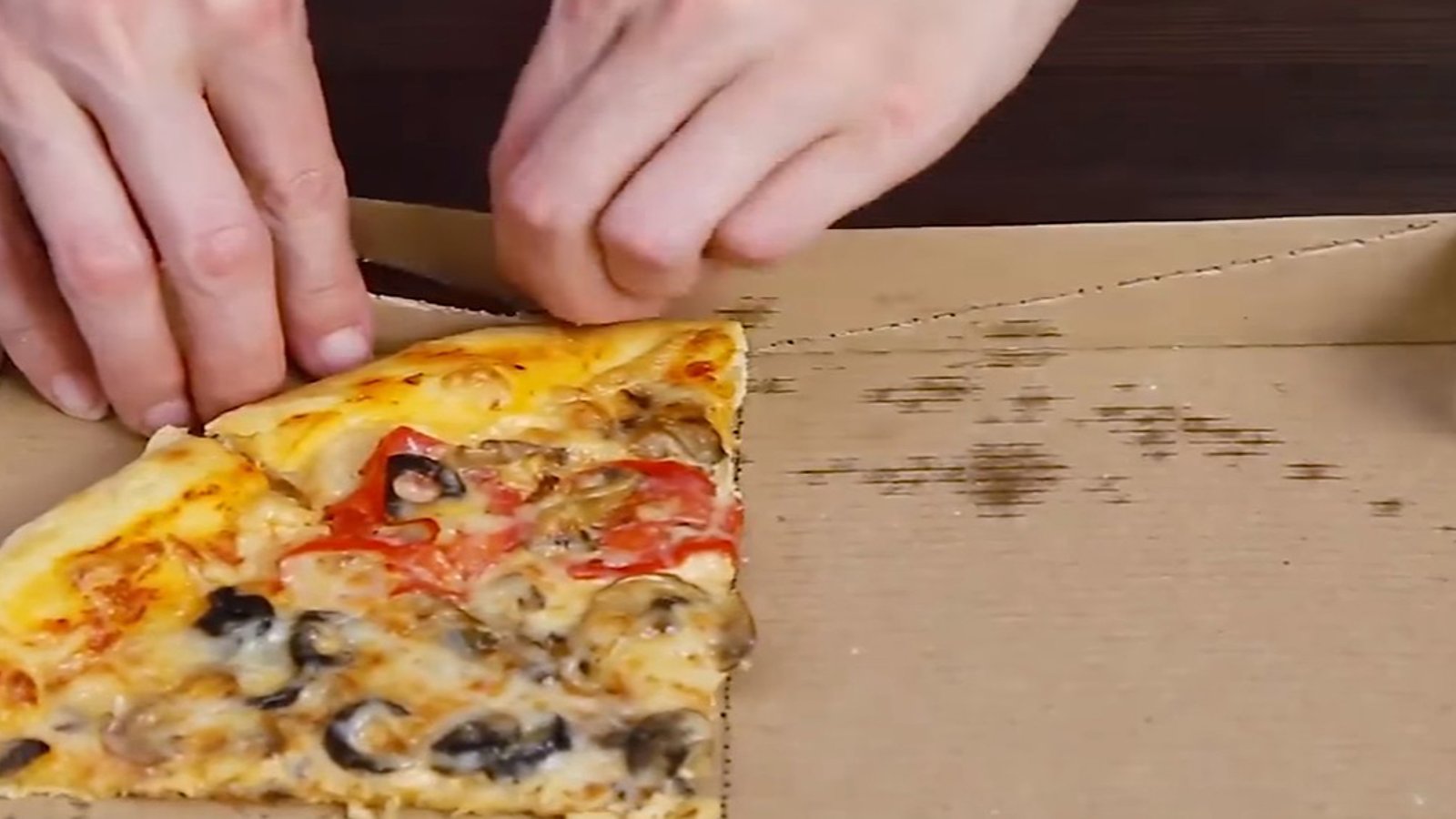 Traits pointillés sur votre boîte de pizza, une vidéo qui prouve que vous ne les avez jamais utilisés correctement!