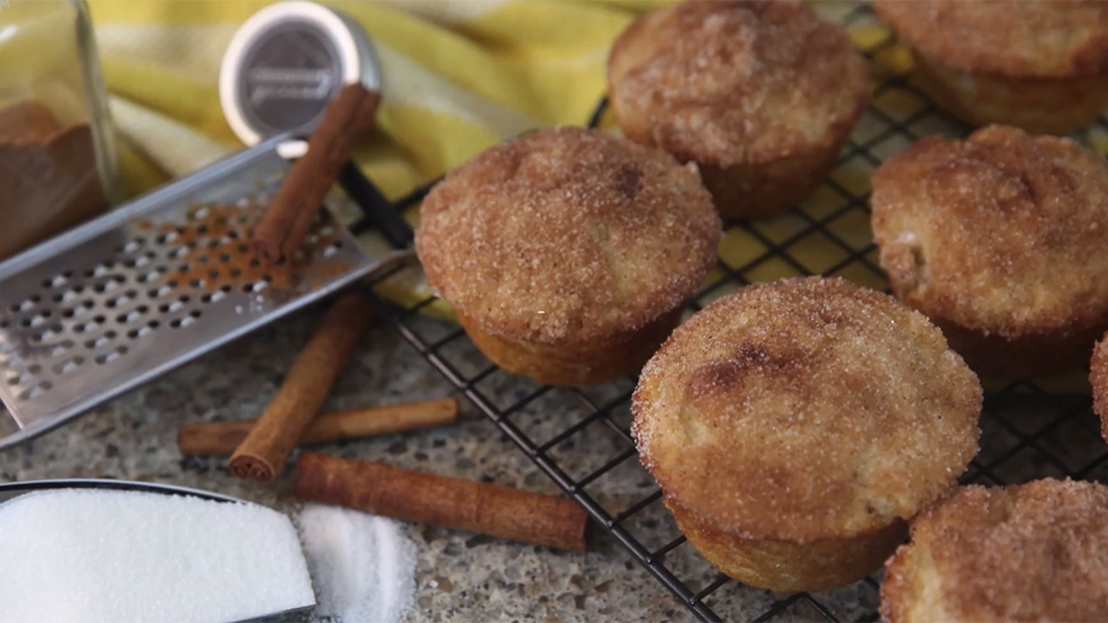Un muffin qui goûte le bon beignet, imbibé de beurre fondu et roulé dans un mélange de cannelle et sucre!