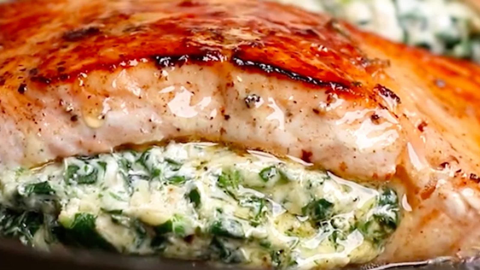 Ce saumon farci aux épinards et au fromage crémeux deviendra votre recette de poisson préférée!