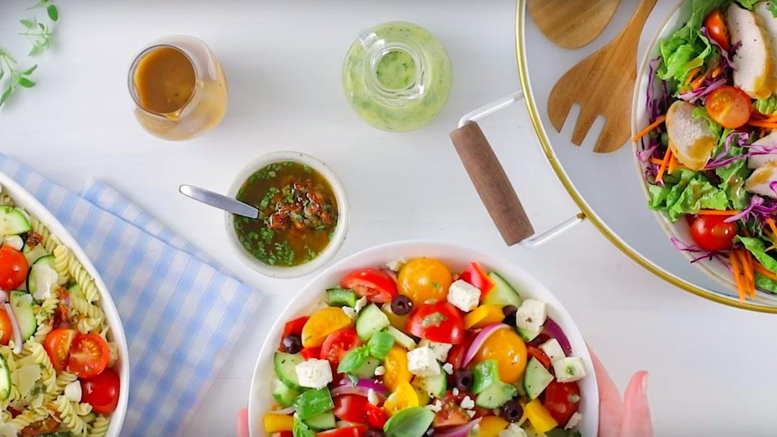 Vous allez raffoler de ces 3 recettes de vinaigrettes à base d'huile d'olive et de salades somptueuses!