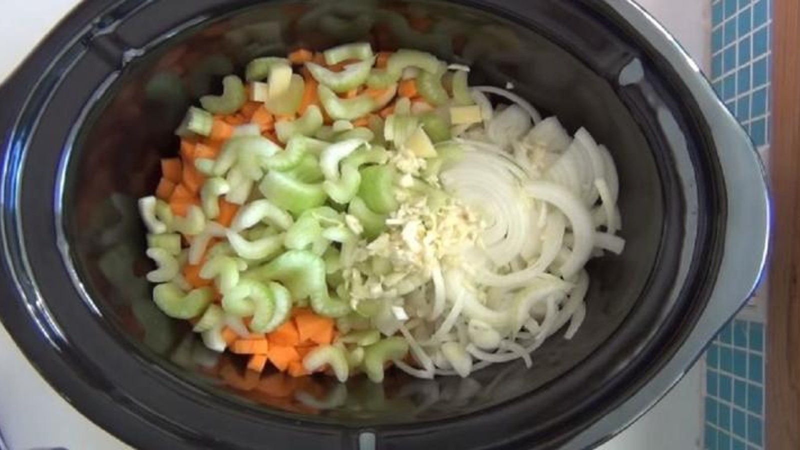 Savoureuse soupe maison au poulet et légumes préparée directement à la mijoteuse.