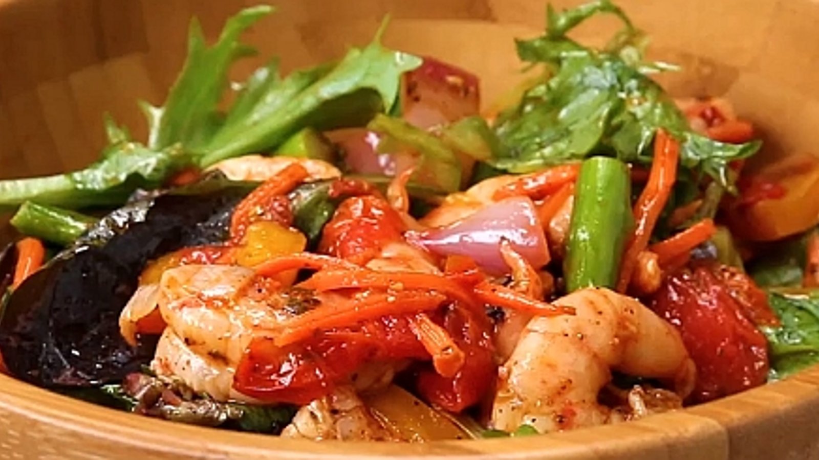 Salade de légumes et crevettes rôtis au four et vinaigrette chili-lime faite maison
