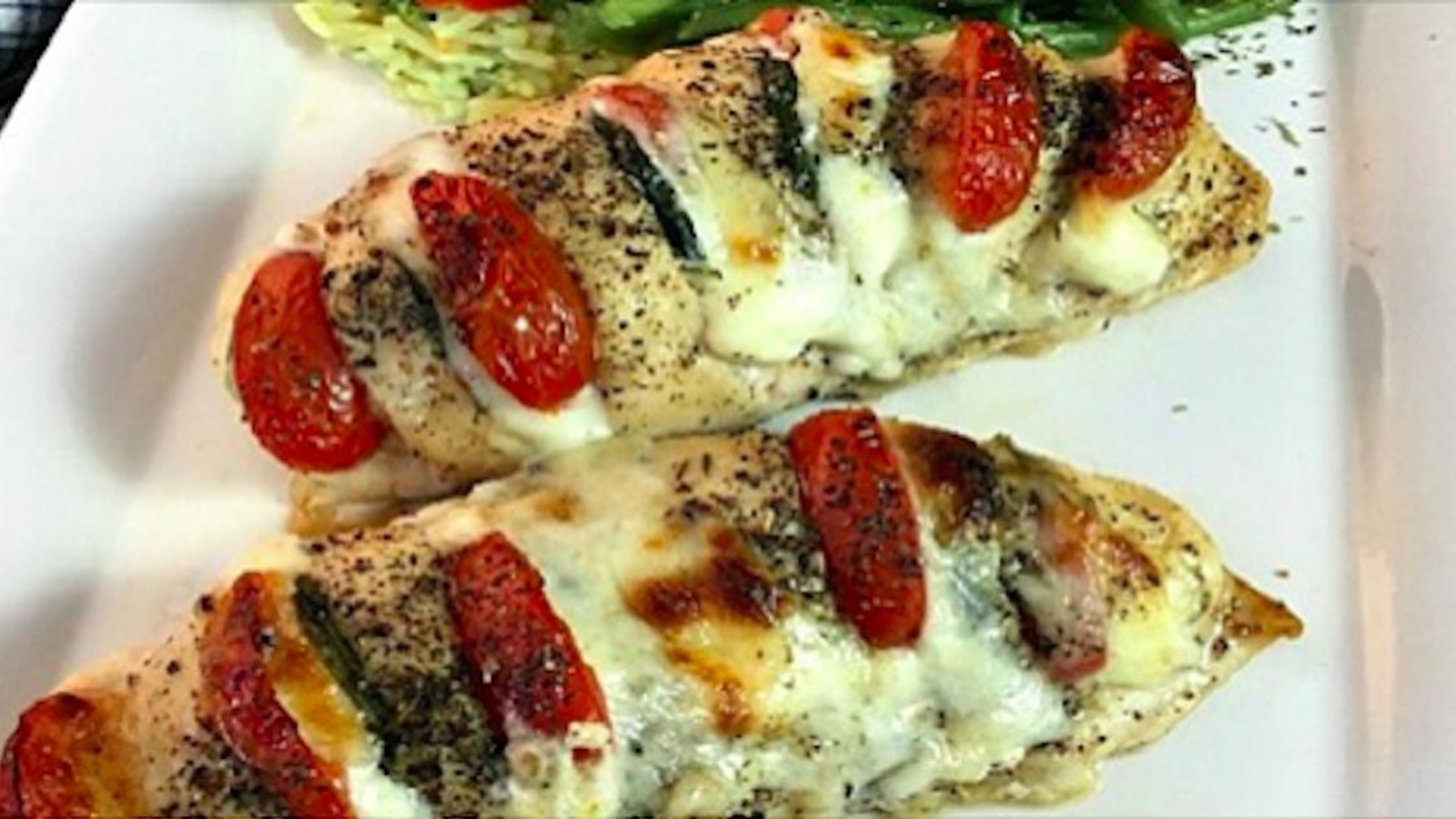 Poulet «hasselback» farci de mozzarella, tomates et basilic