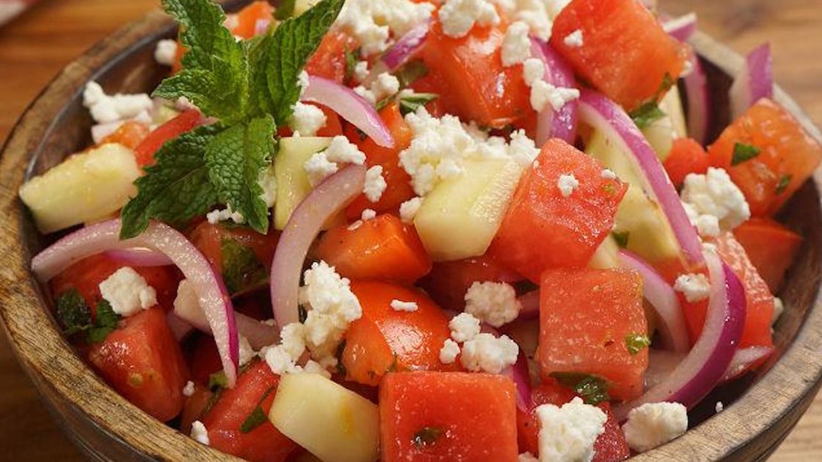 La recette parfaite pour célébrer l’arrivée du beau temps: une salade de melon d’eau à la grecque avec feta et menthe!