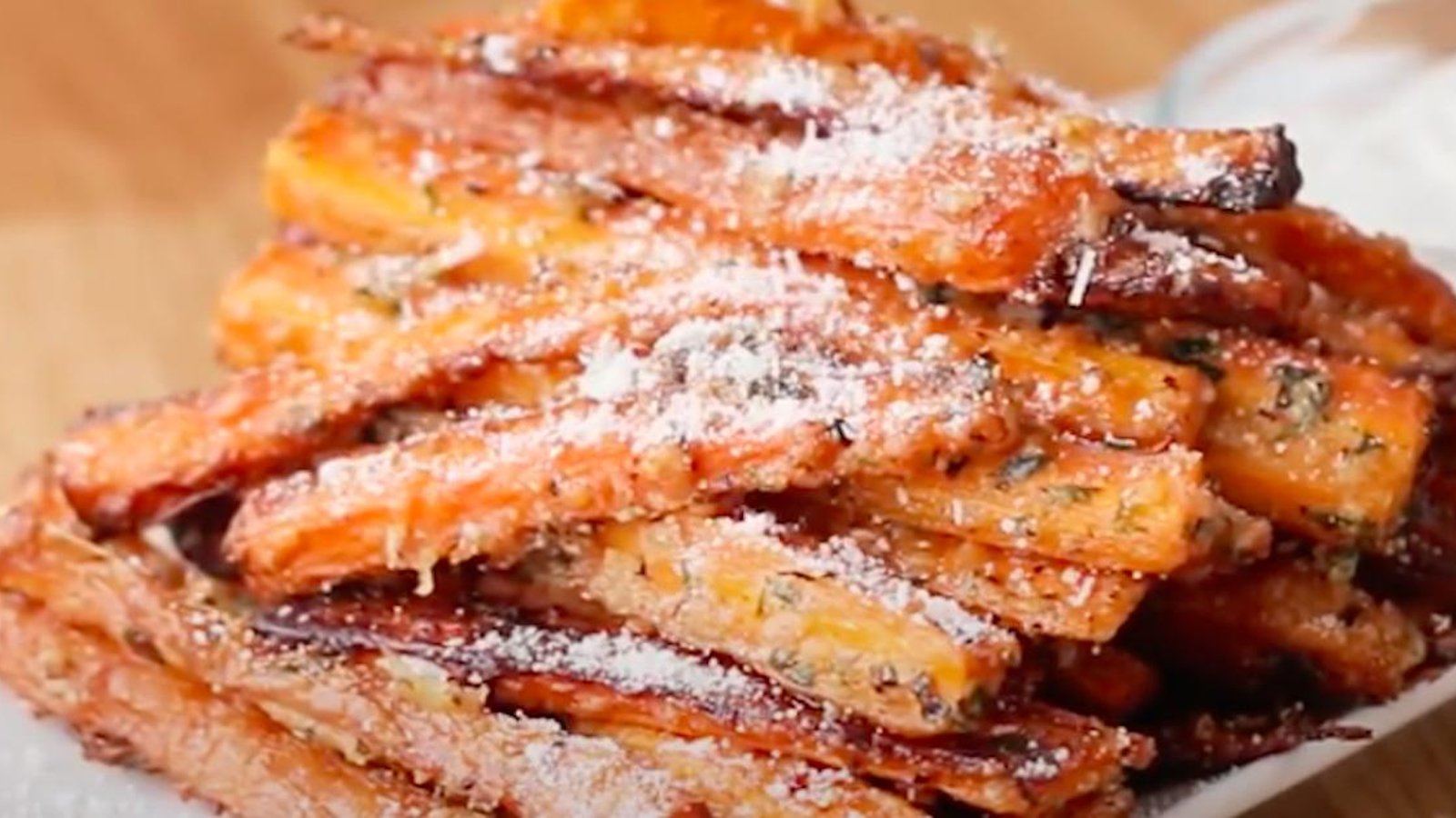 Faites changement pour le souper! Essayez ces frites de carottes à l’ail et au parmesan!