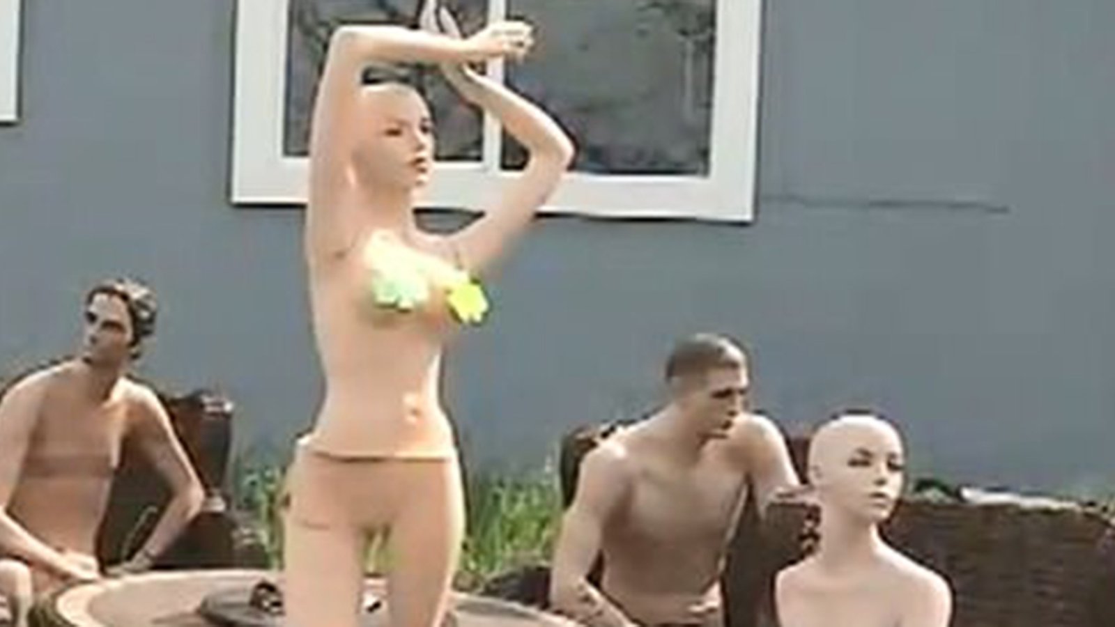 Son voisin l'oblige à couper sa clôture trop haute, puis il se venge avec un party de mannequins nus.