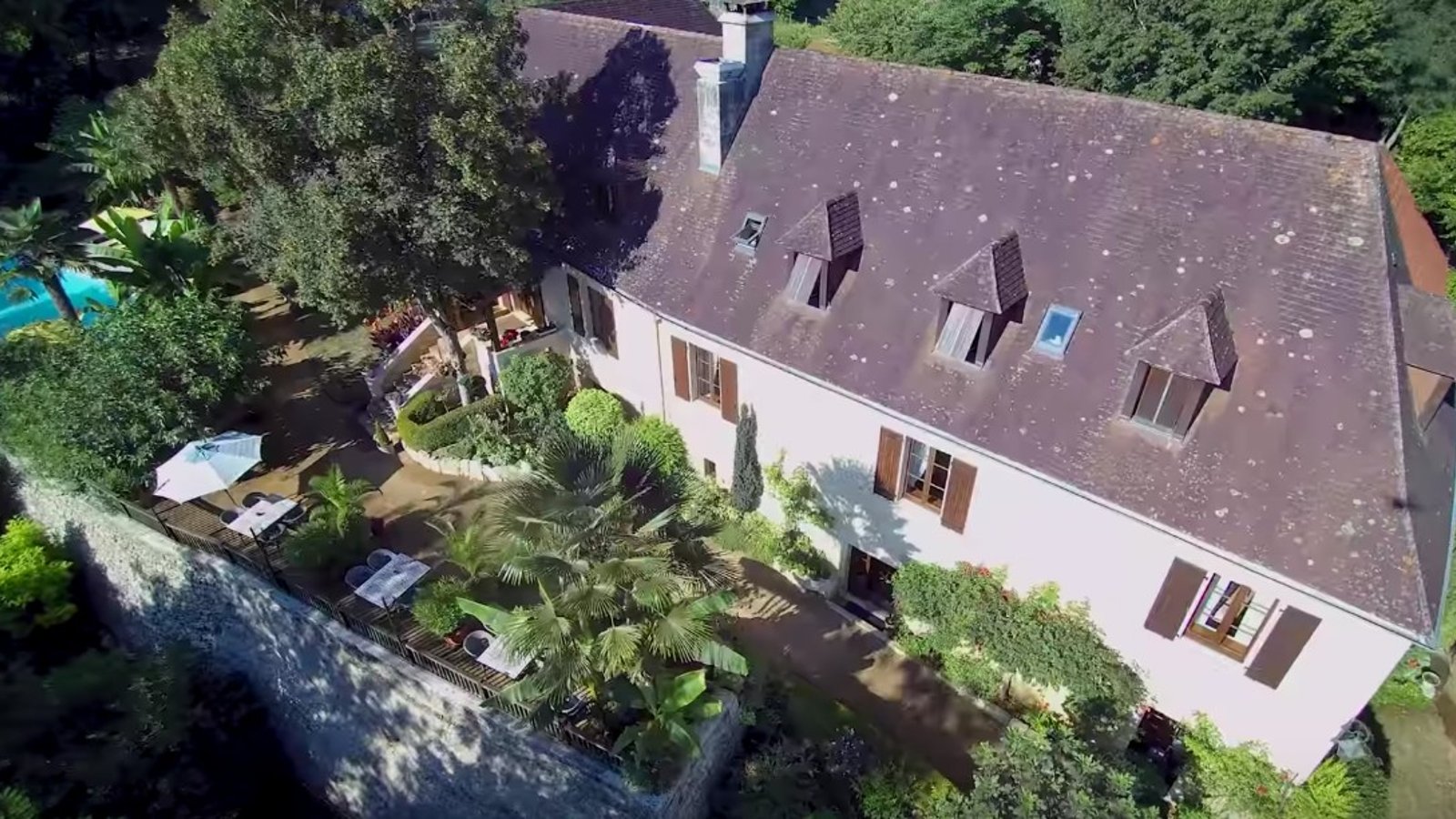 Un couple vend sa maison de 2 millions d'euros pour seulement 13 euros, or il y a un petit mais..