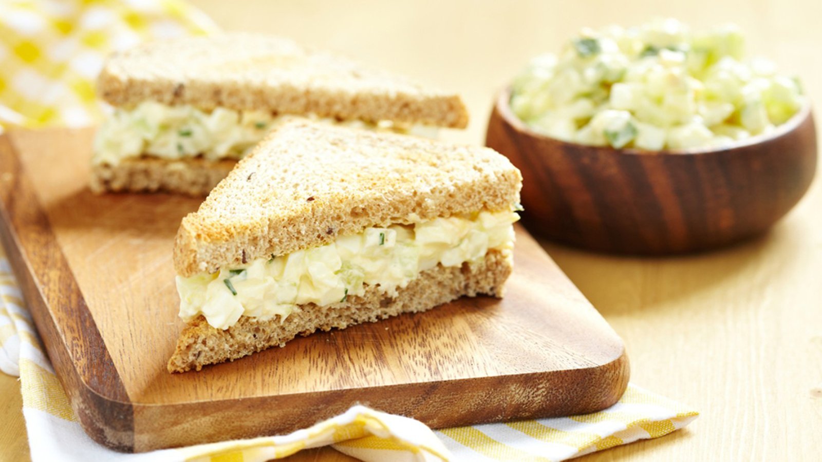 Un sandwich classique à la salade aux œufs, la clé...  c'est cet ajout qui vient améliorer grandement le résultat!