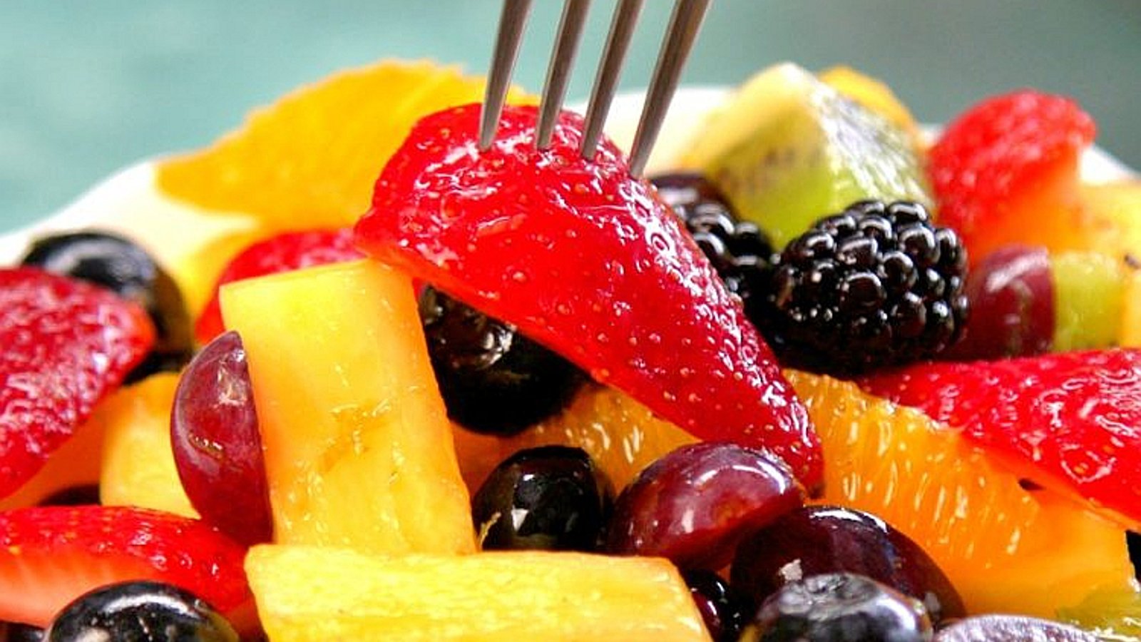 Goûtez à cette salade de fruits colorés avec coulis à la lime et au miel