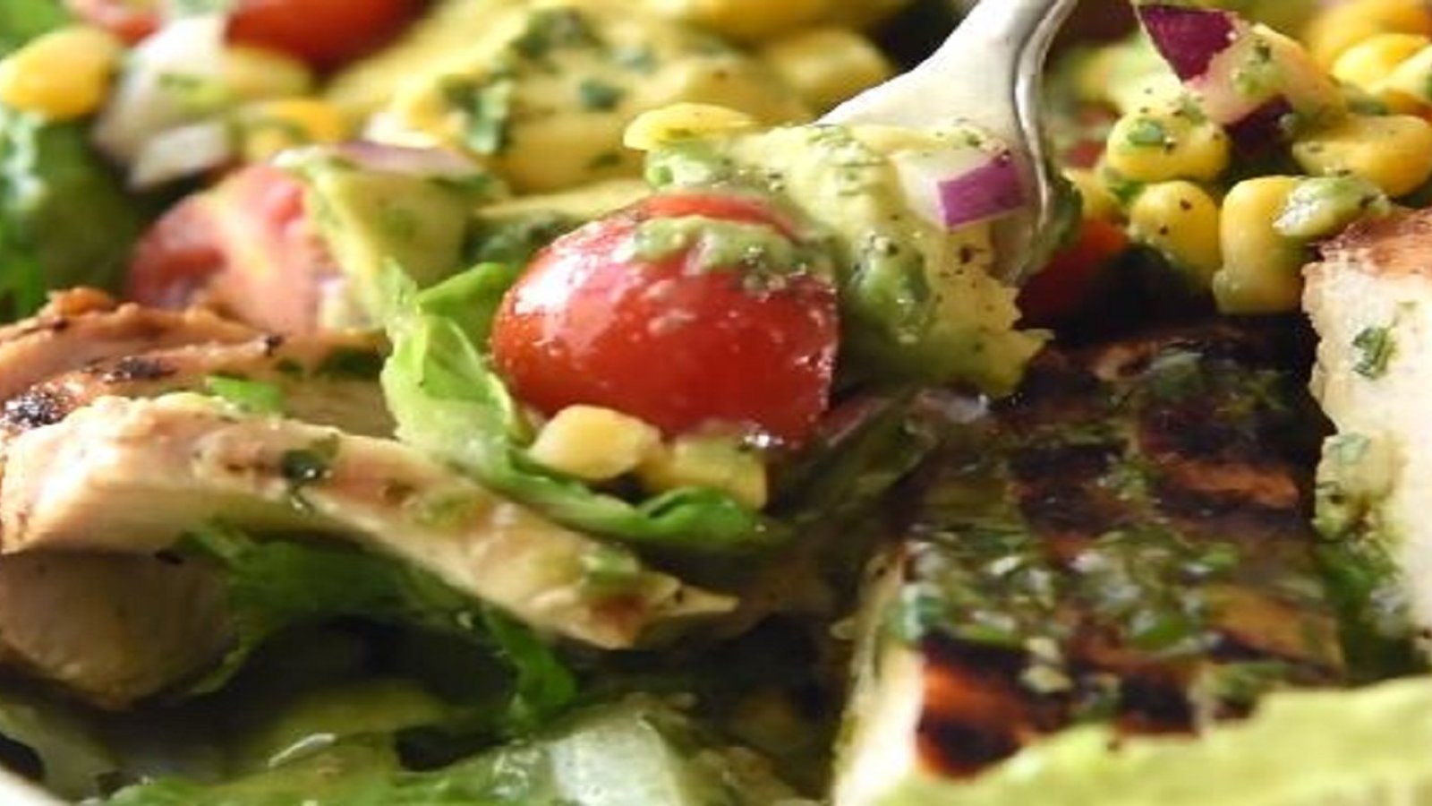 Salade repas croustillante avec poulet à la mexicaine