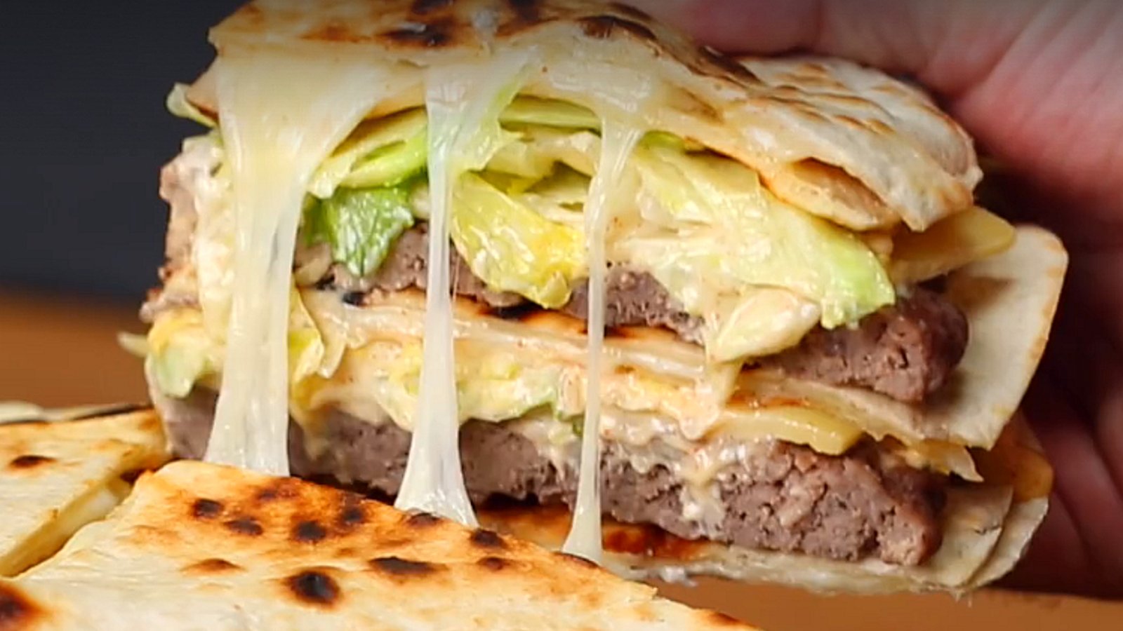 Remplacez le pain par des tortillas dans ce Big Mac géant débordant de saveurs
