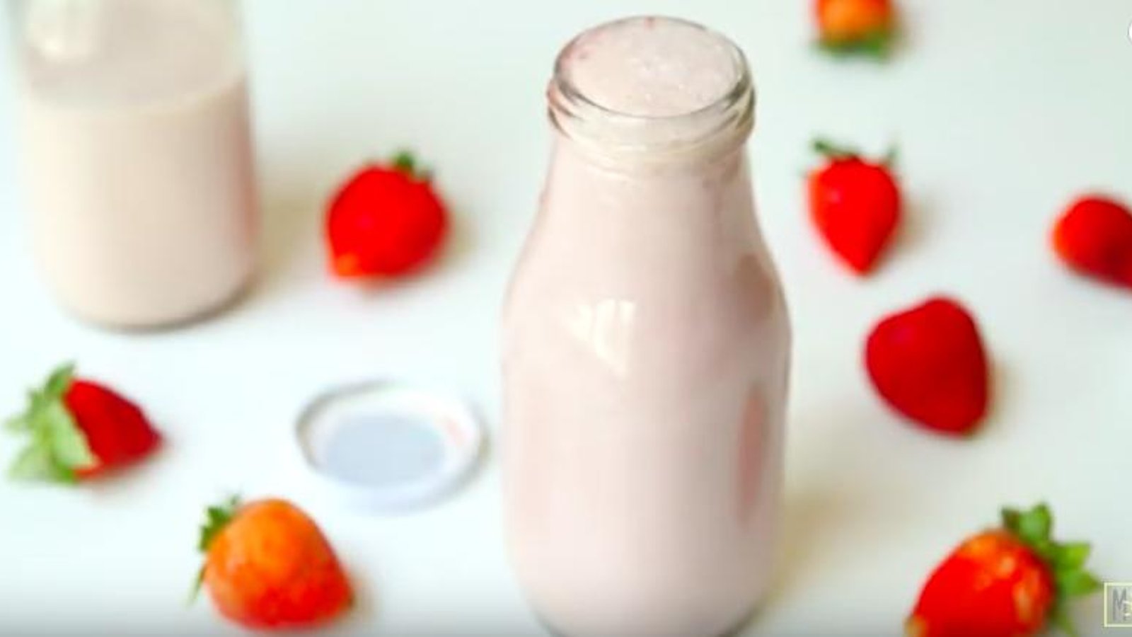 Il ne vous faudra que 4 ingrédients pour faire ce lait aux fraises!