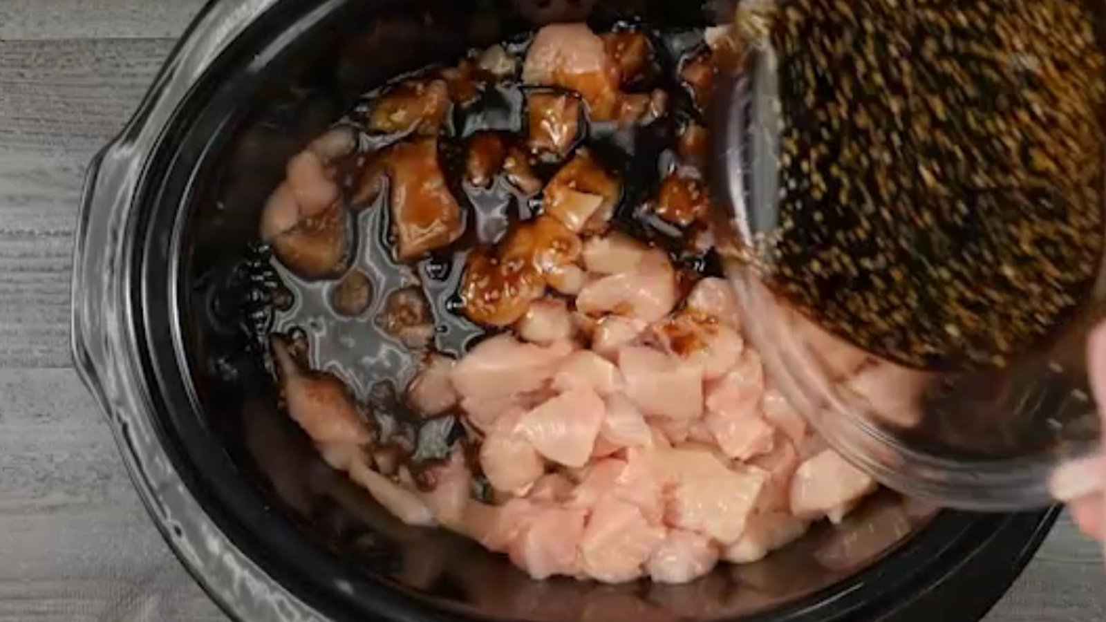 Déposez poulet et cassonade dans la mijoteuse pour un délicieux plat teriyaki