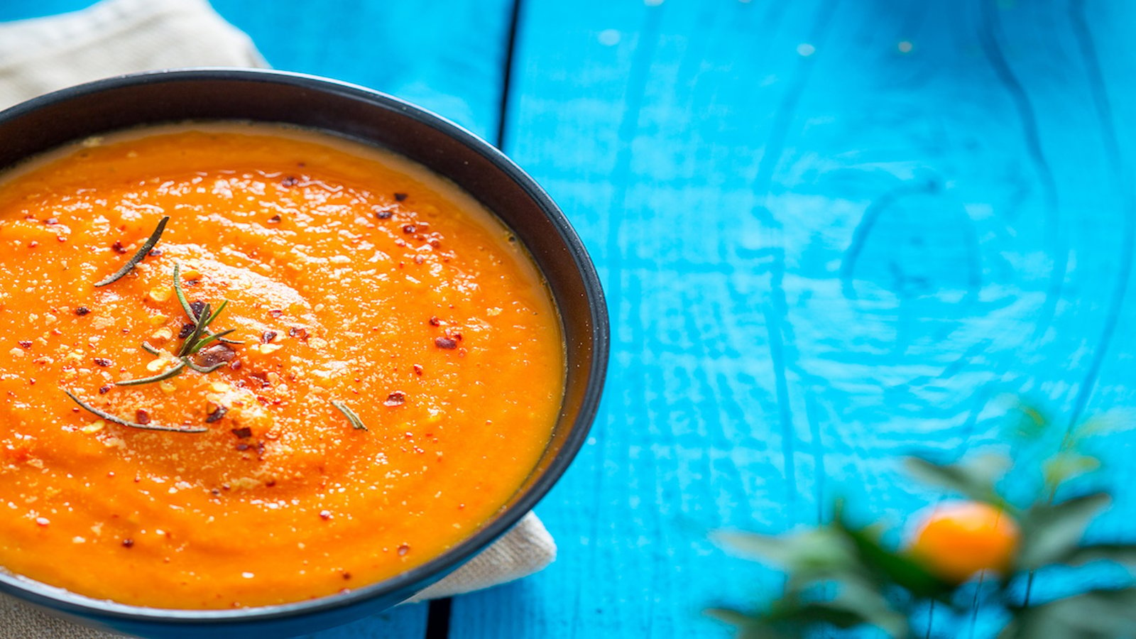 Réchauffez-vous avec cette soupe épicée aux tomates et aux lentilles