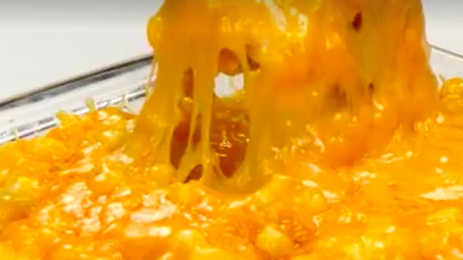 Mettez du pep dans vos soupers avec cette casserole de maïs crémeuse au fromage!