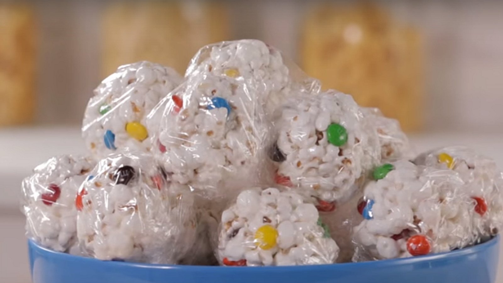 Boules de popcorn décorées de bonbons pour petits et grands enfants