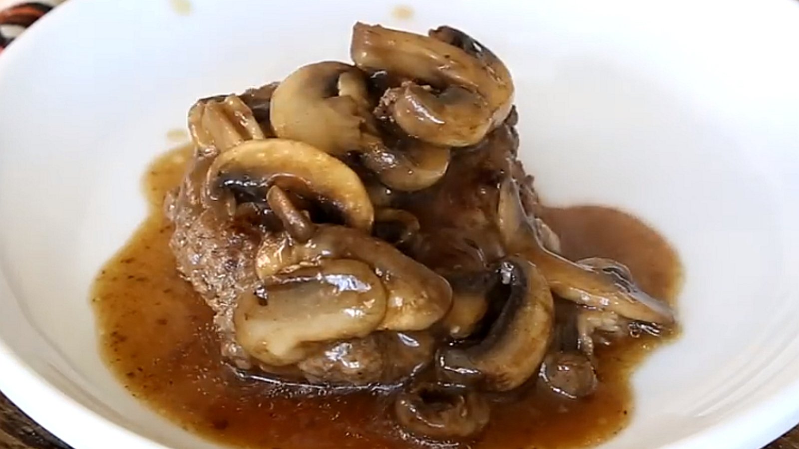 Hamburger steaks nappés de sauce aux champignons prêts en 20 minutes