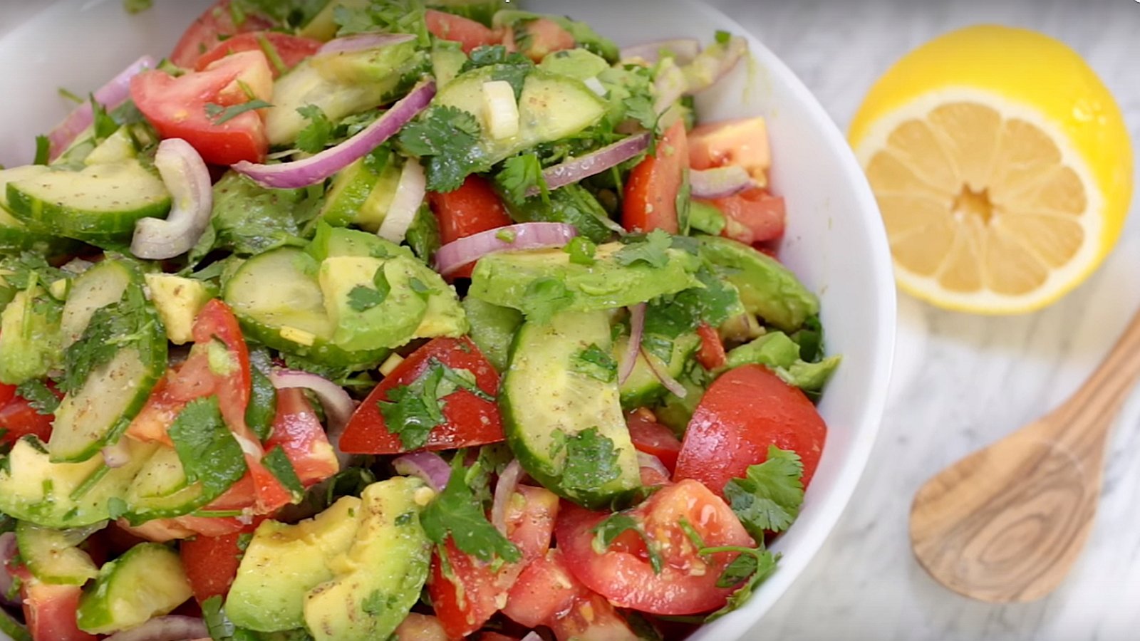 Salade et rapide, cette salade d'avocats, concombres et tomates plaira à tous!
