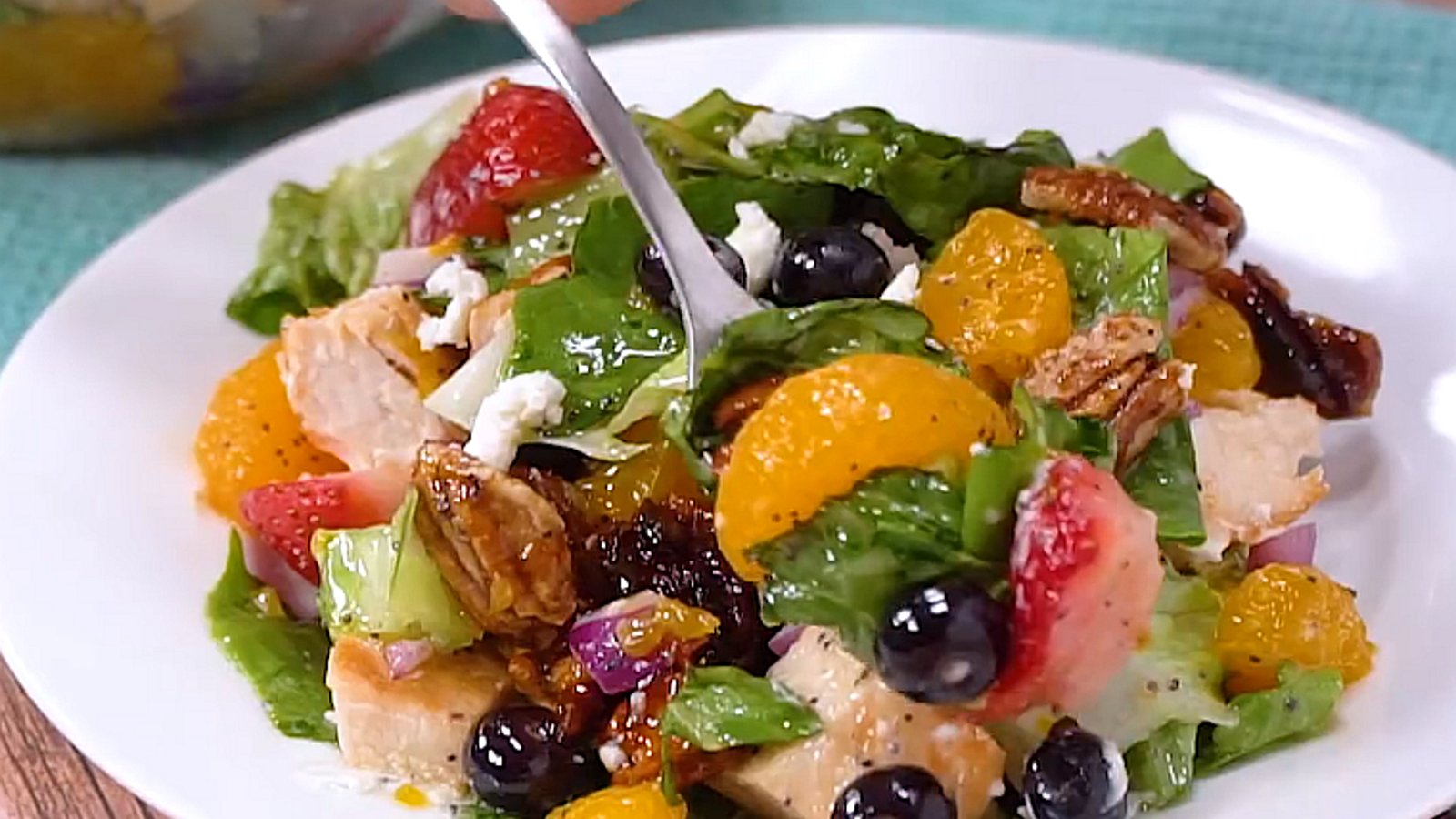 Salade exquise au poulet, aux fraises et aux pacanes confites