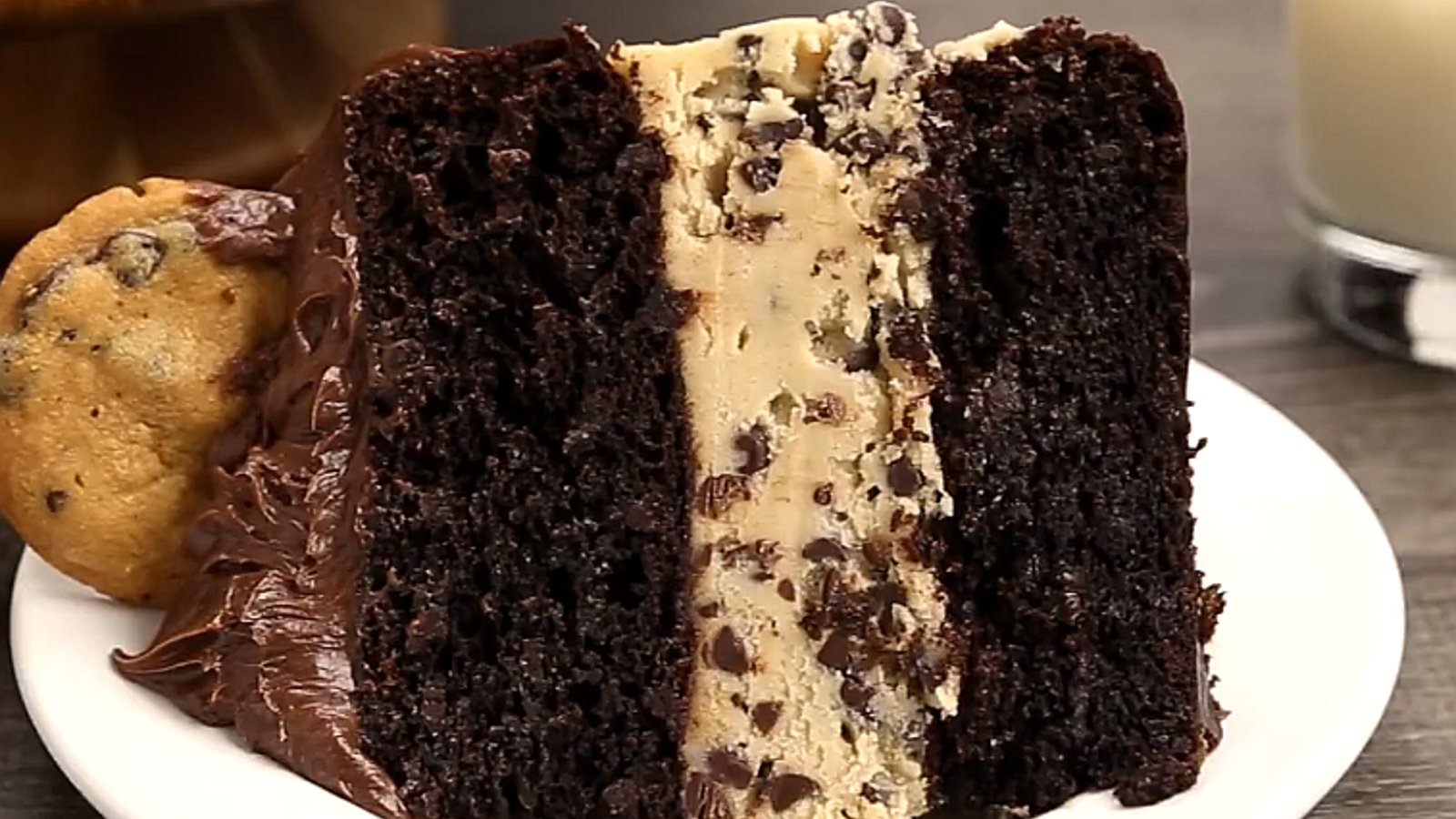 Gâteau étagé époustouflant au chocolat et à la pâte à biscuits