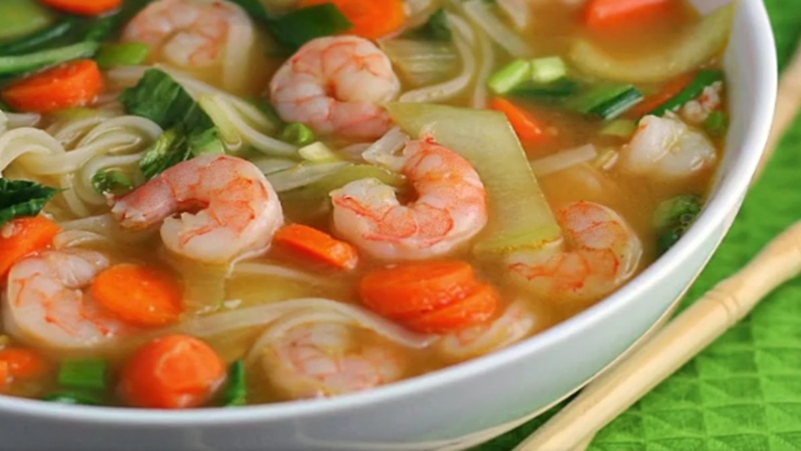 Cuisinez une délicieuse soupe aux crevettes en seulement 10 minutes