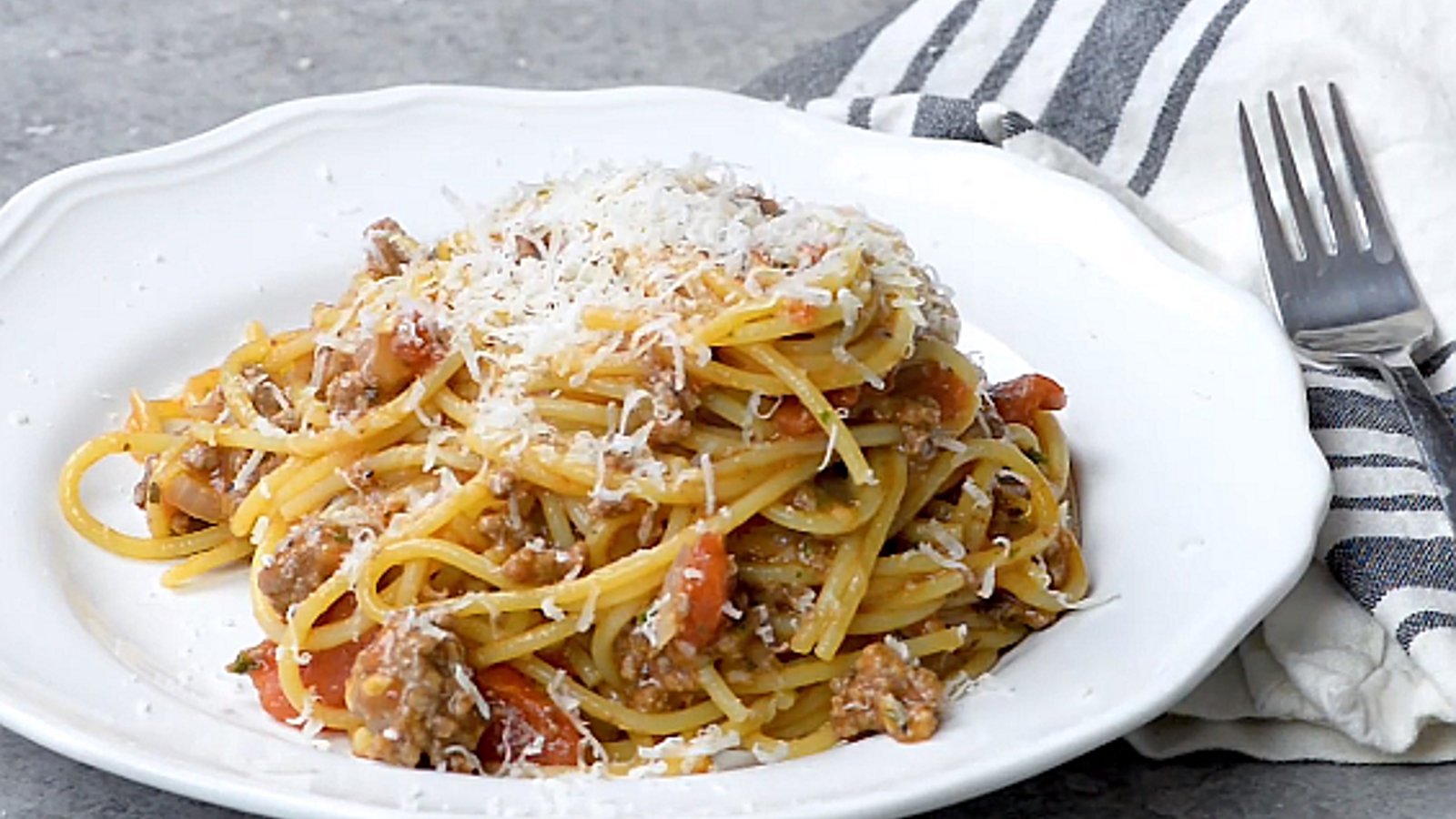 Spaghetti à la sauce à la viande et au parmesan façon “one pot”