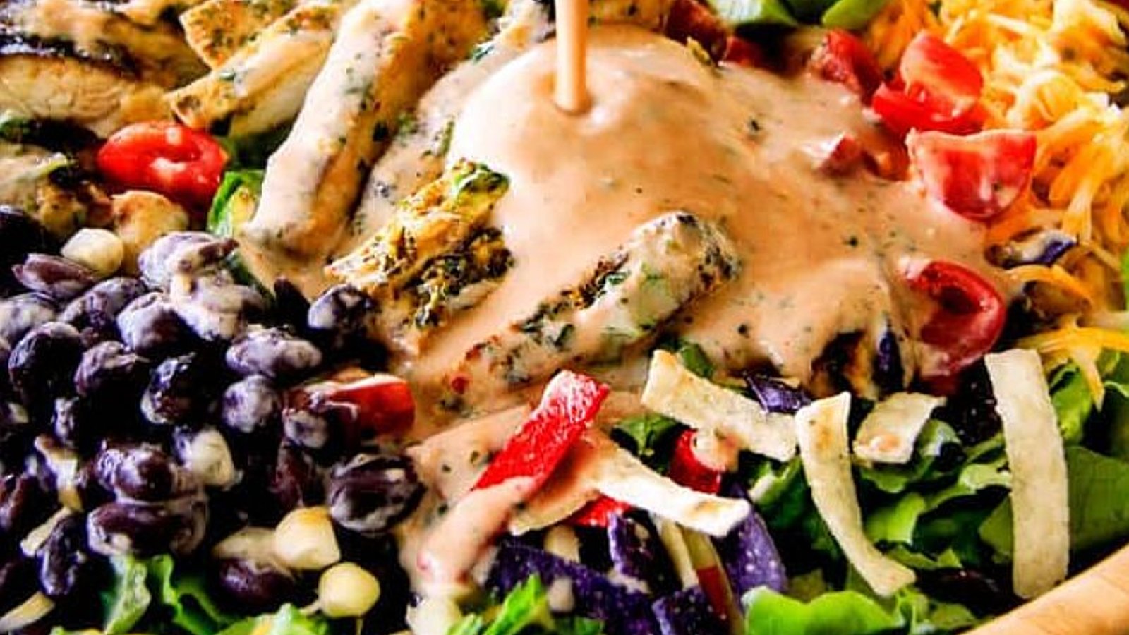 Salade taco au poulet mariné lime-coriandre avec vinaigrette catalina maison