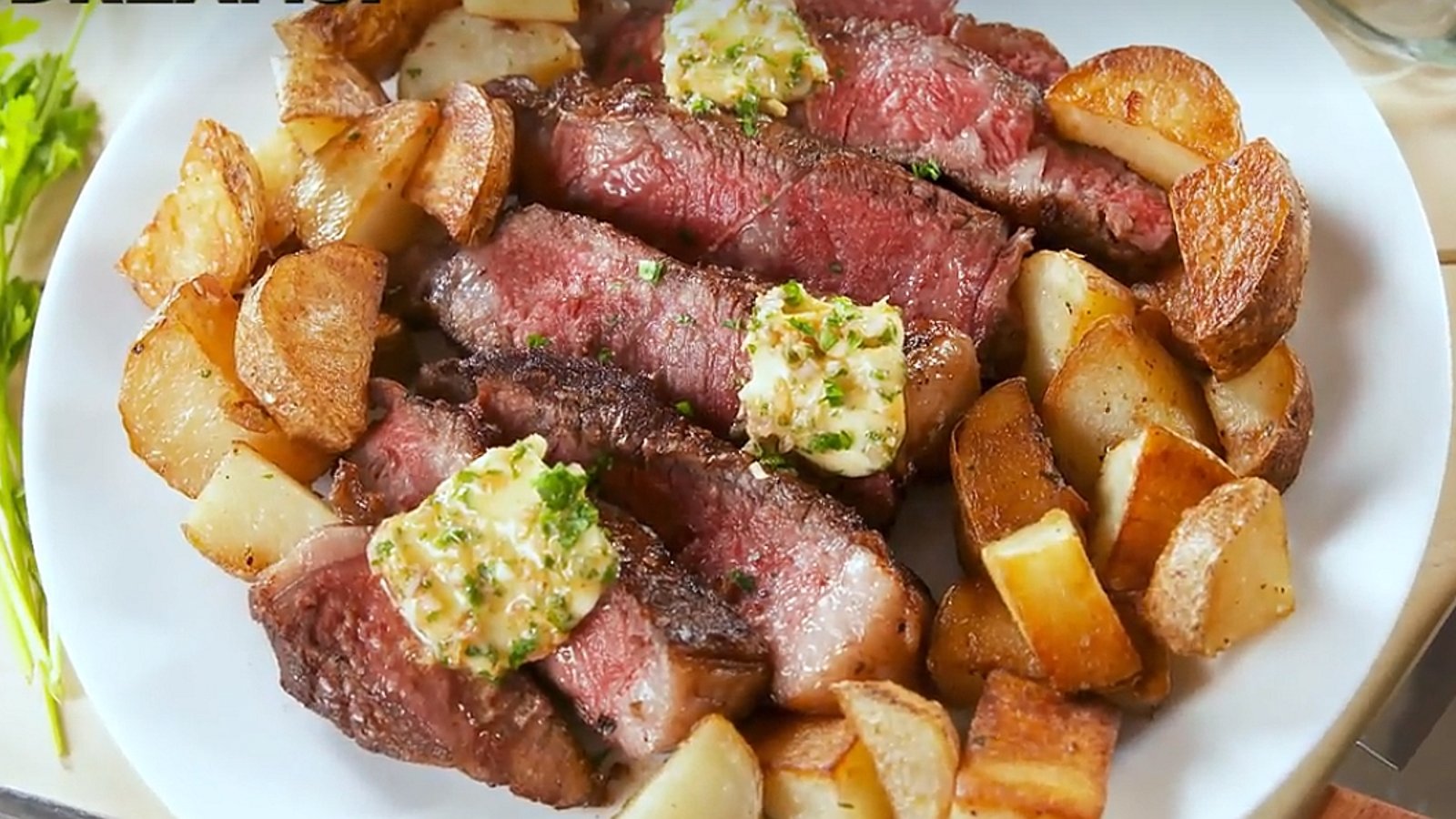 Steak bien tendre au beurre assaisonné et pommes de terre poêlées